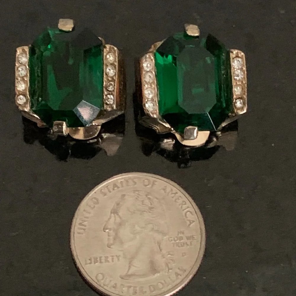 Sold Vintage Clip-On Earrings - Picture 7 of 9